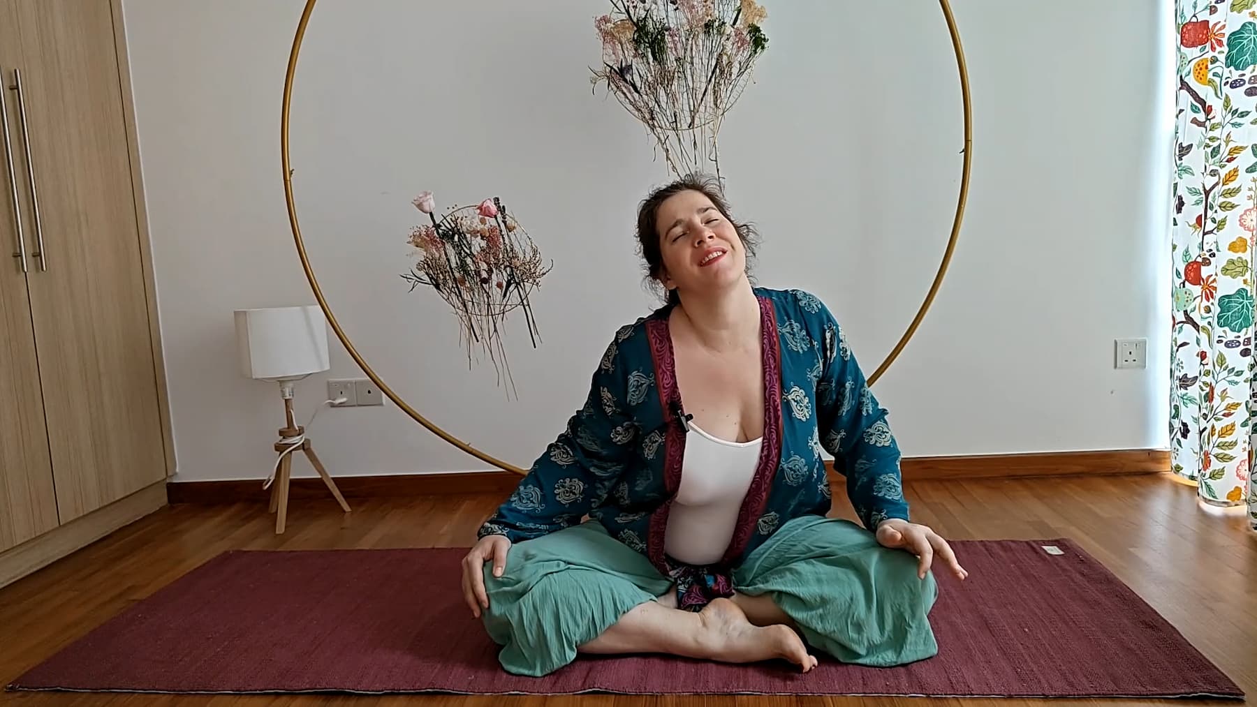 Femme pratiquant le F’Âme Yoga en mouvement somatique lent avec respiration et relâchement du corps