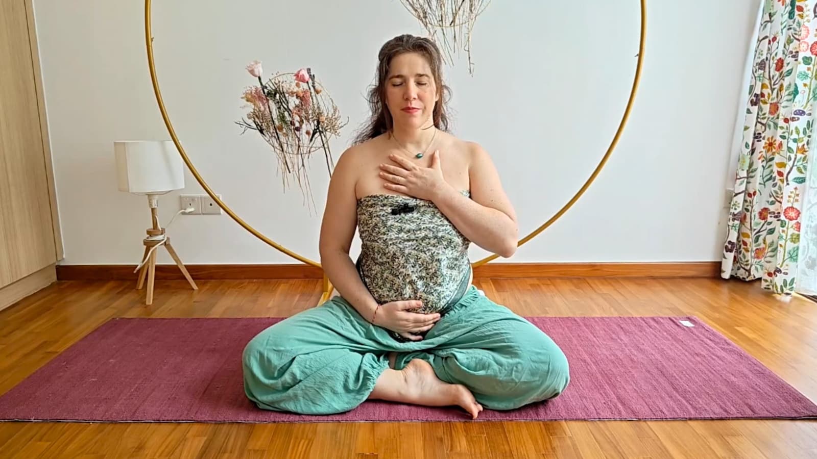 pratique de F'Âme Yoga avec respiration mains sur le cœur et le ventre pour réguler le système nerveux