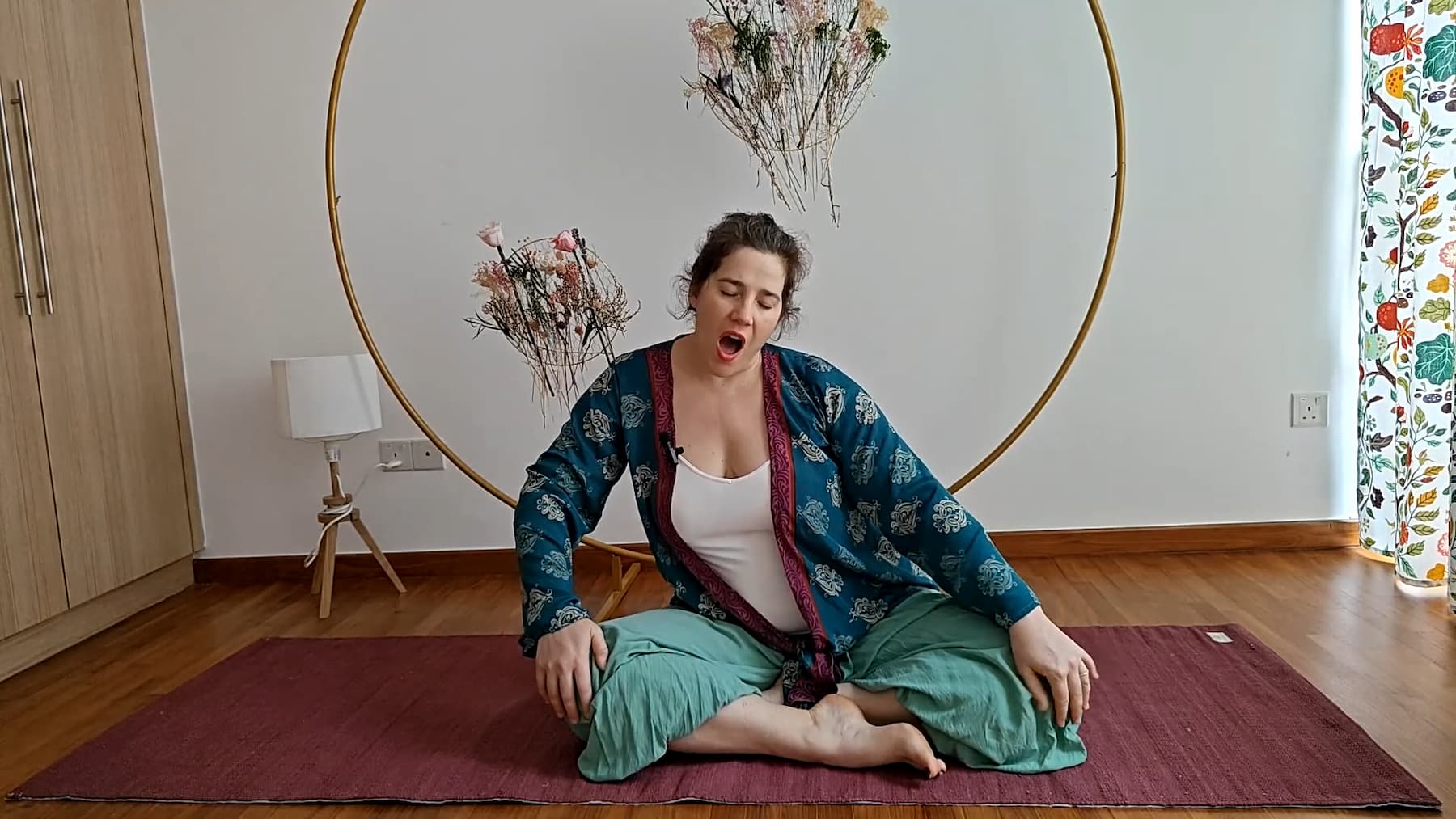 Expression de la voix instinctive dans une séance de F’Âme Yoga pour libérer les émotions et reconnecter au corps
