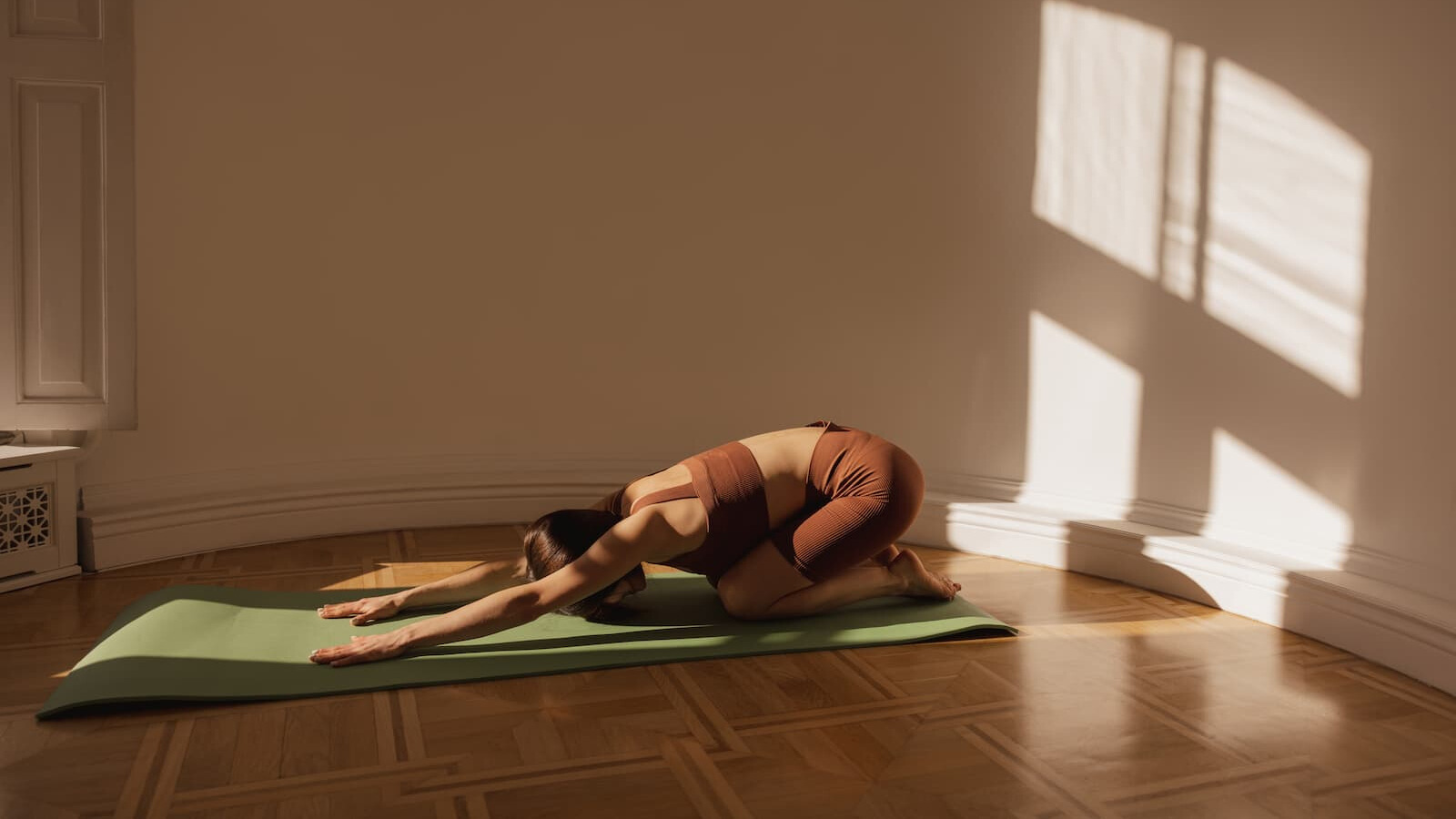 posture de l’enfant en yoga somatique favorisant la détente du corps
