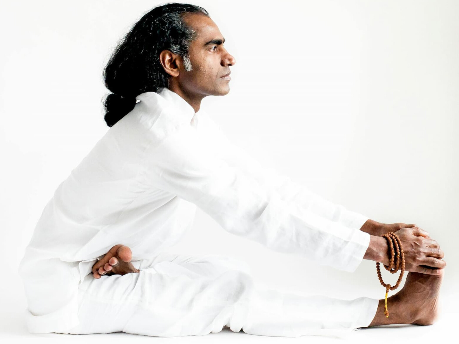pratiquant de yoga en posture de méditation traditionnelle