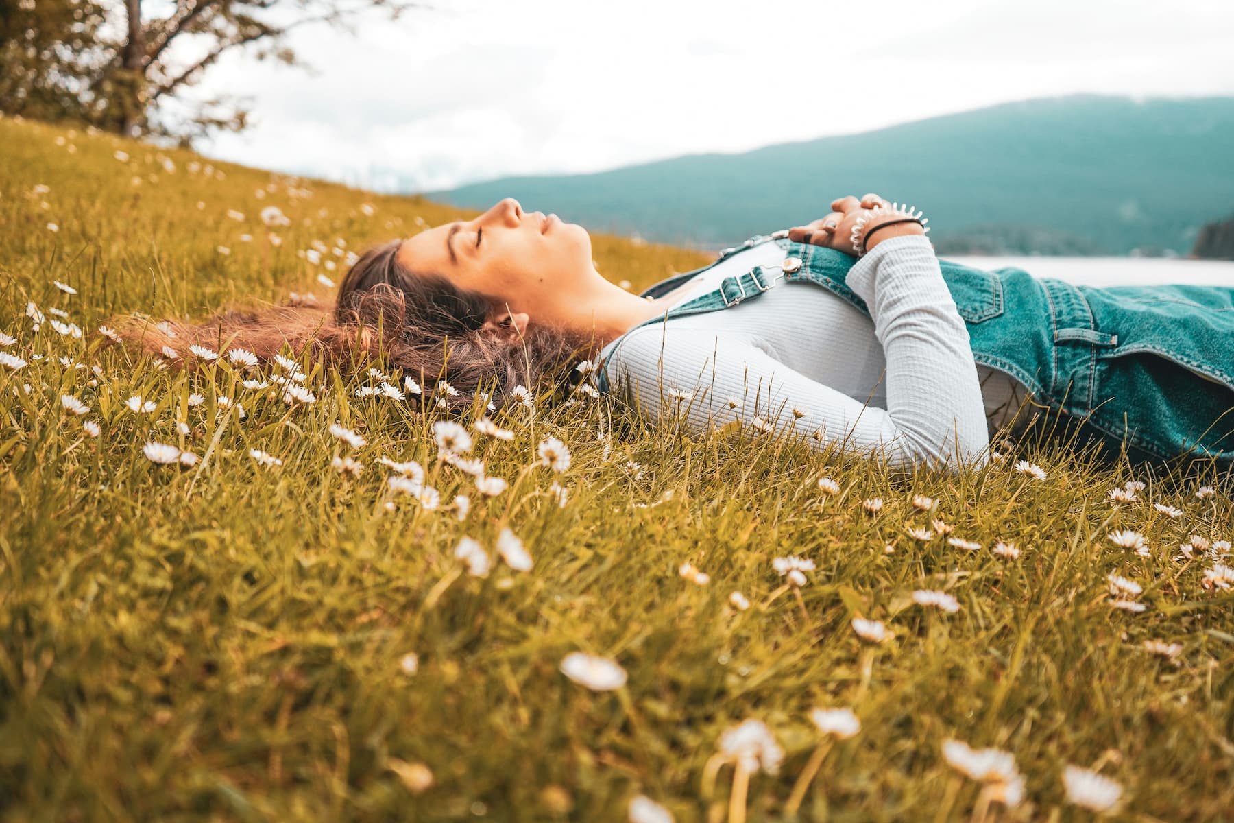 femme allongée dans l’herbe relaxation corps système nerveux apaisement