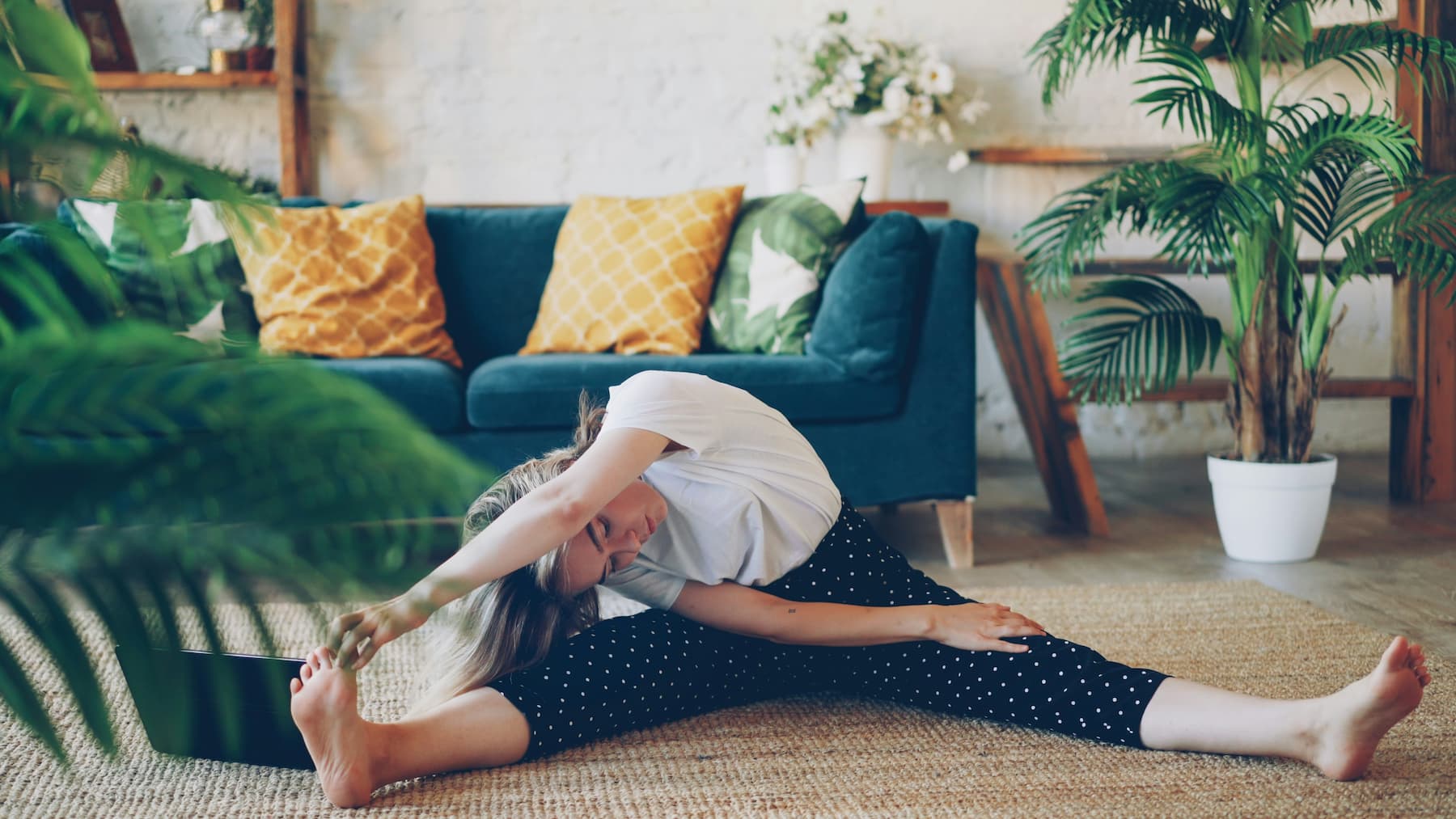 yoga somatique à la maison mouvement lent étirement doux écoute du corps